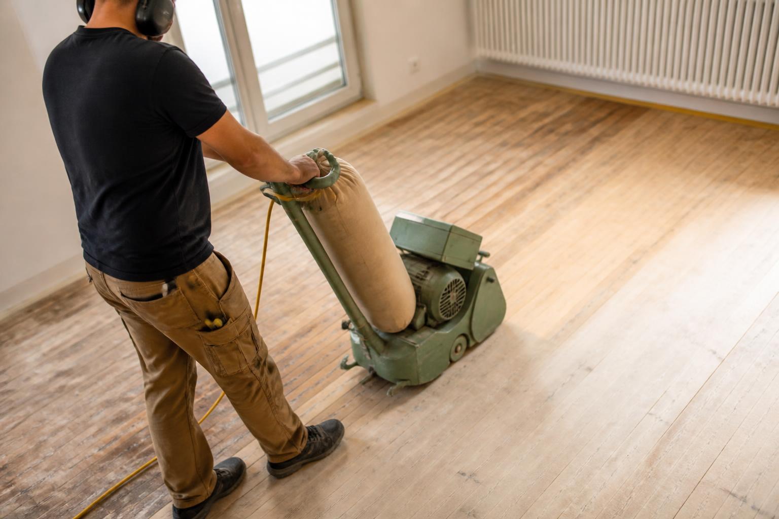 Dielenboden schleifen | Hartmann Holz Parkett und Innenausbau Rhein-Main